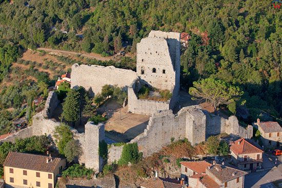 Civitella in Val di Chiana, zamek z miasteczkiem na wzgorzu. EU, Italia, Toskania/Arezzo. LOTNICZE.